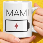 Skodelica baterija-mami 1 Baterija-mami-skodelica-bela-unikatni-dizajn-unikatni-tisk-garderoba