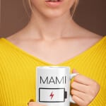 Skodelica baterija-mami 2 Baterija-mami-skodelica-bela-unikatni-dizajn-unikatni-tisk-garderoba-model