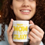 Skodelica best mom in the galaxy 2 Skodelica-best-mom-in-the-galaxy-bela-unikatni-tisk-garderoba-ljubljana