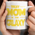 Skodelica best mom in the galaxy 1 Skodelica-best-mom-in-the-galaxy-unikatni-tisk-garderoba-ljubljana_svetlo_ozadje_preview_design